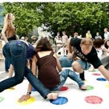 joc twister urias de gradina, inchiriere jocuri de petrecere, twister game, joc twister de inchiriat, inchiriere jocuri de petrecere, joc twister urias de gradina, inchiriere jocuri si echpamente evenimente si petreceri, jocuri mari de gradina pt nunti si evenimente corporate