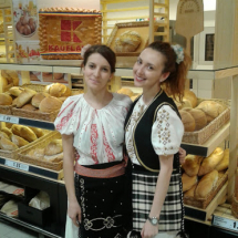 promoteri, hostess cluj, animatori cluj, mascote cluj, impartire baloane pe bete