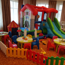 kids corner evenimente cu gardulet, covor castel gonflabil, piscina cu bile, masute si scaunele