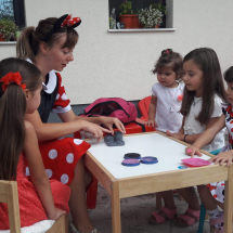 pictura pe fata la petreceri si evenimente, face painting copii la petreceri anivesare cluj, animator minnie mouse cluj