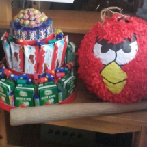 tort din dulciuri ambalate si pinata de petrecere